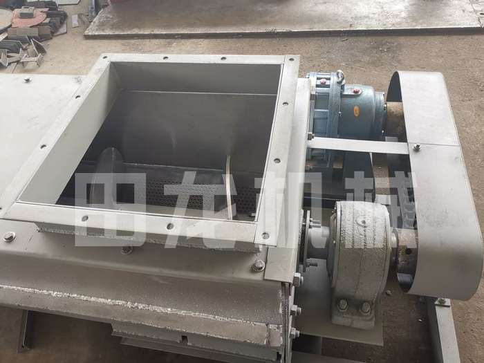 螺旋輸送機(jī)工人安裝調(diào)試！